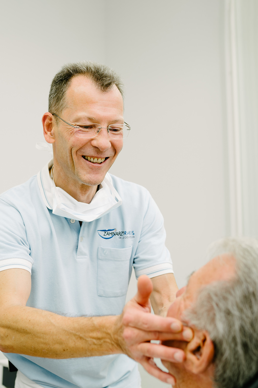 Zahnarzt Ebersbach - Dr. Eggenweiler bei der Behandlung